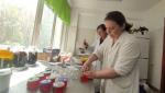 На волині волонтери-хіміки готують лікувальні мазі для військових